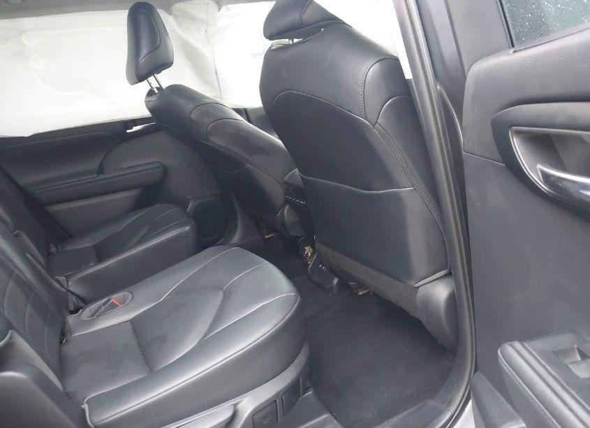 Photo 8 of 2021 Toyota Highlander XLE (VIN 5TDGZRBH0MS524554)