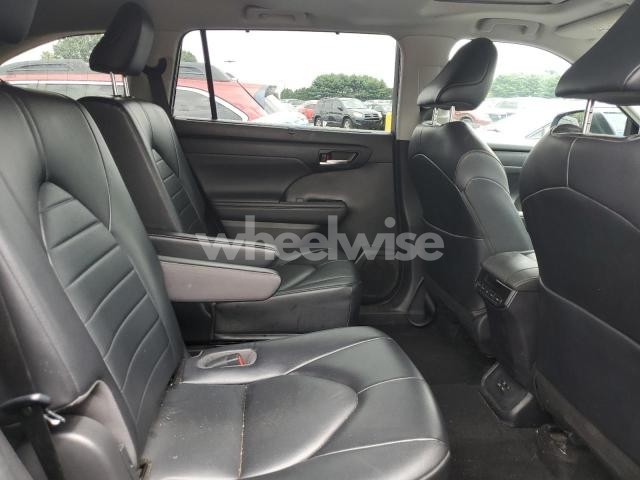 Photo 3 of 2022 TOYOTA HIGHLANDER XLE (VIN 5TDGZRBH0NS169760)