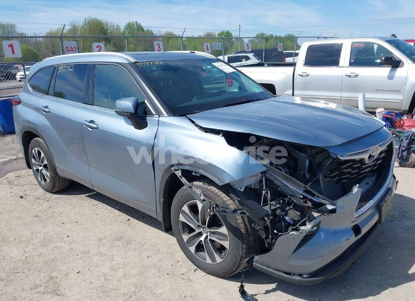 2022 Toyota Highlander XLE (VIN 5TDGZRBH0NS208895) main photo