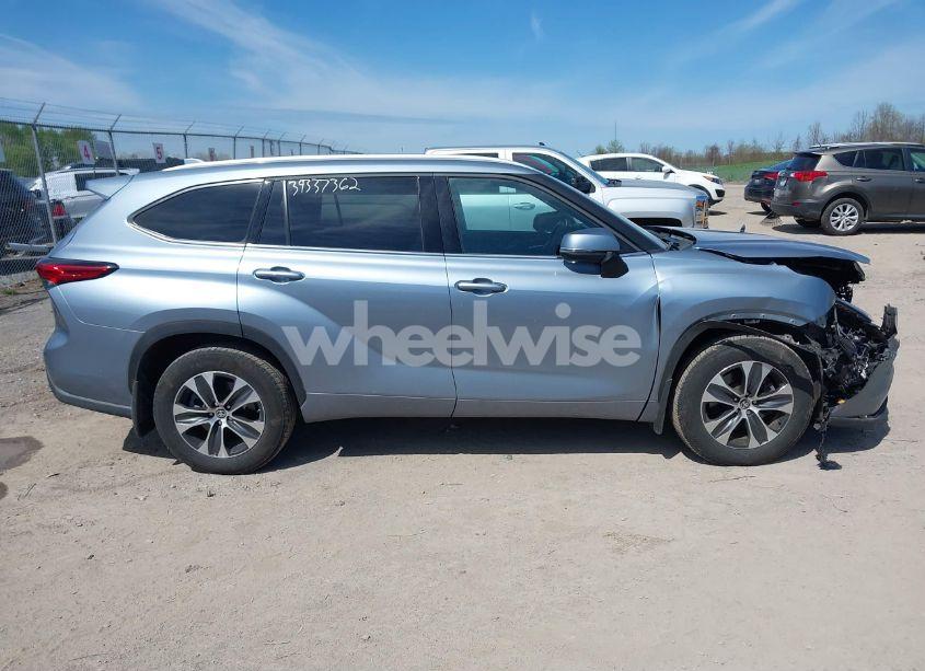 Photo 13 of 2022 Toyota Highlander XLE (VIN 5TDGZRBH0NS208895)