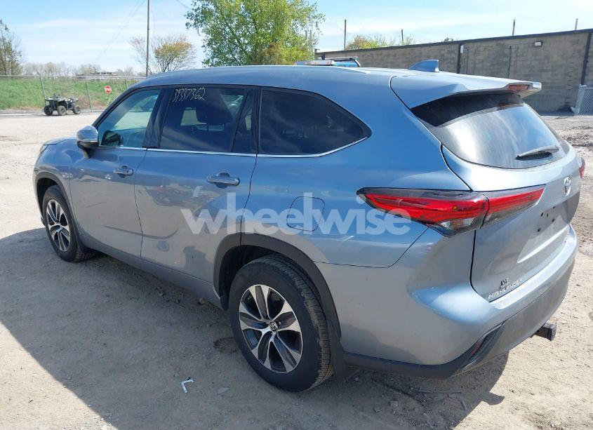 Photo 3 of 2022 Toyota Highlander XLE (VIN 5TDGZRBH0NS208895)