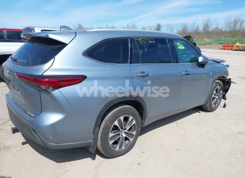 Photo 4 of 2022 Toyota Highlander XLE (VIN 5TDGZRBH0NS208895)