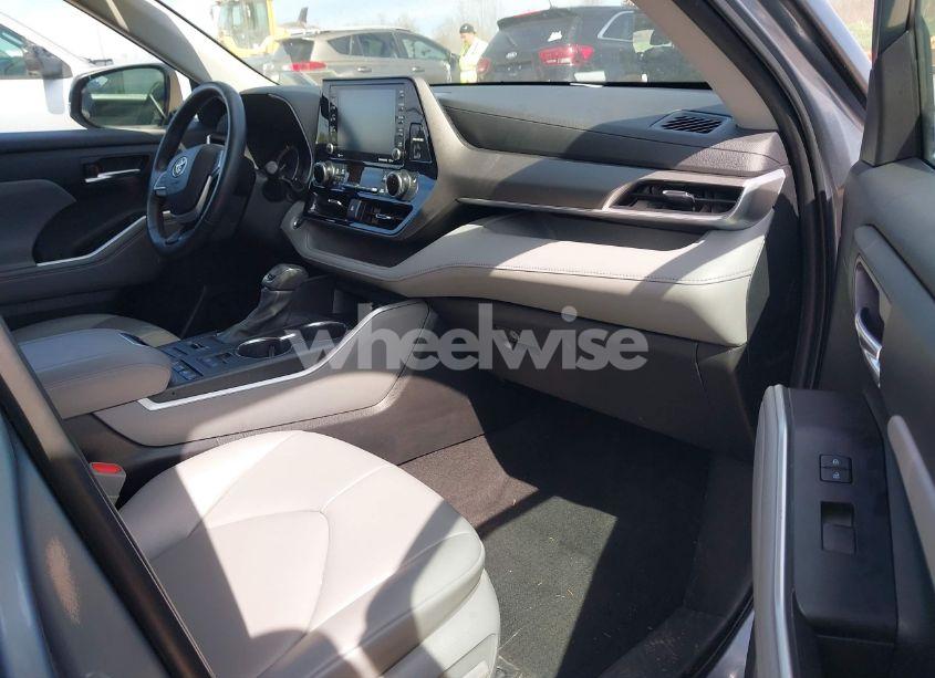 Photo 5 of 2022 Toyota Highlander XLE (VIN 5TDGZRBH0NS208895)