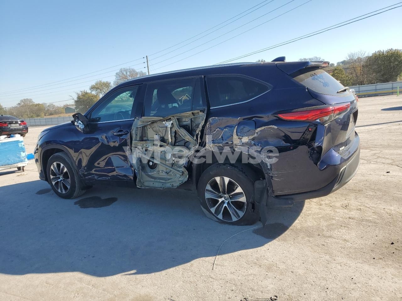 Photo 2 of 2022 TOYOTA HIGHLANDER XLE (VIN 5TDGZRBH0NS571651)