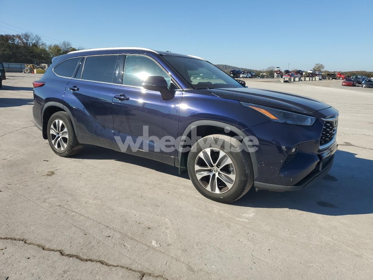 Photo 4 of 2022 TOYOTA HIGHLANDER XLE (VIN 5TDGZRBH0NS571651)