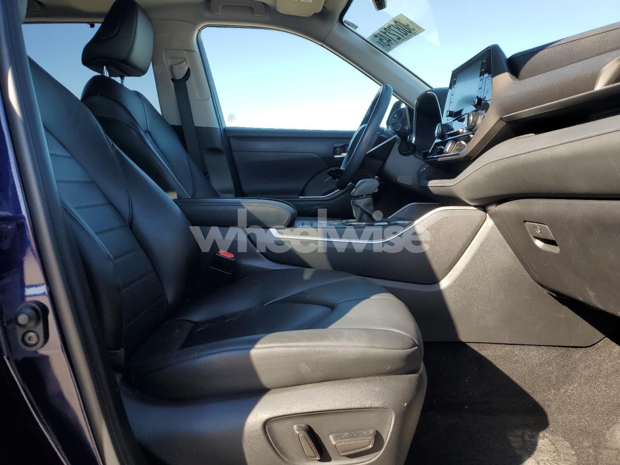 Photo 7 of 2022 TOYOTA HIGHLANDER XLE (VIN 5TDGZRBH0NS571651)