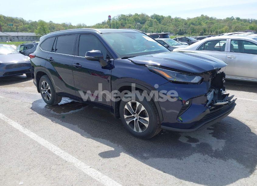 2022 Toyota Highlander XLE (VIN 5TDGZRBH0NS581130) main photo
