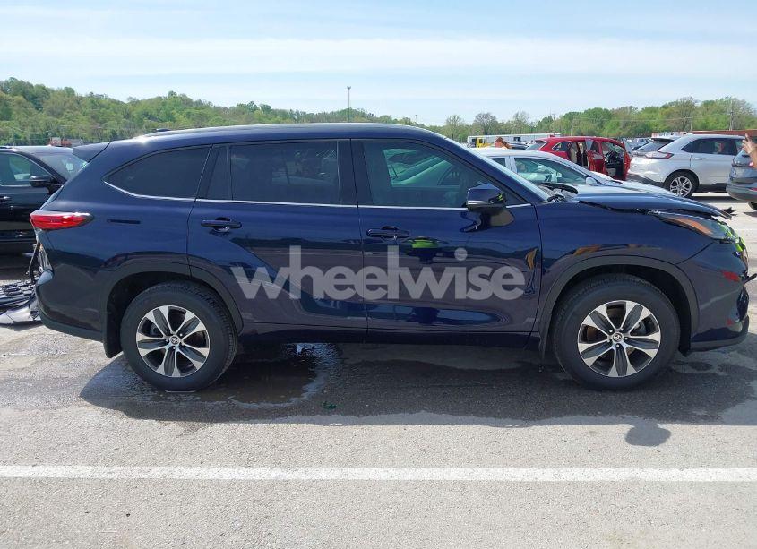 Photo 14 of 2022 Toyota Highlander XLE (VIN 5TDGZRBH0NS581130)