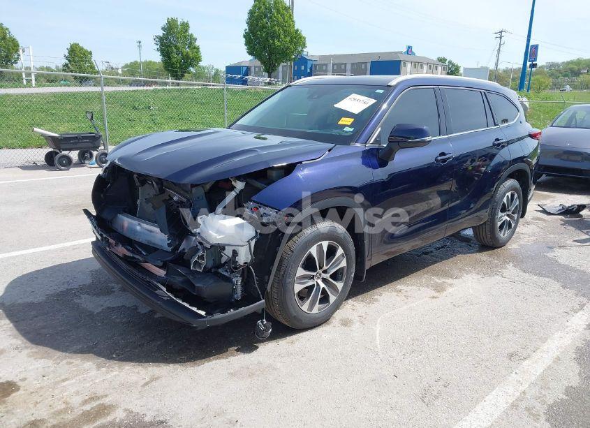 Photo 2 of 2022 Toyota Highlander XLE (VIN 5TDGZRBH0NS581130)