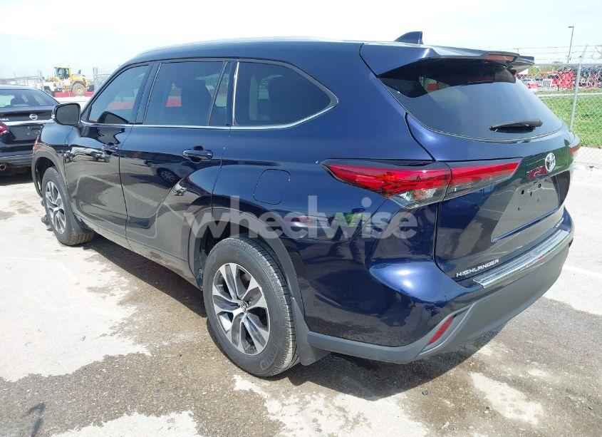 Photo 3 of 2022 Toyota Highlander XLE (VIN 5TDGZRBH0NS581130)