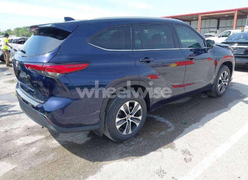 Photo 4 of 2022 Toyota Highlander XLE (VIN 5TDGZRBH0NS581130)
