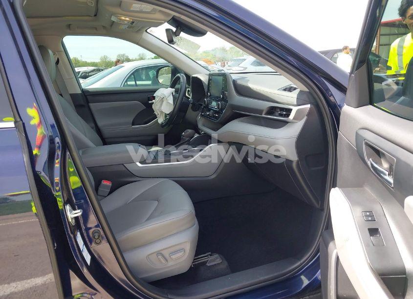 Photo 5 of 2022 Toyota Highlander XLE (VIN 5TDGZRBH0NS581130)