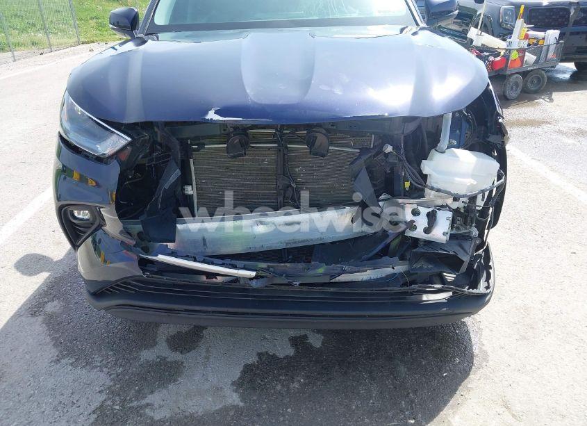 Photo 6 of 2022 Toyota Highlander XLE (VIN 5TDGZRBH0NS581130)