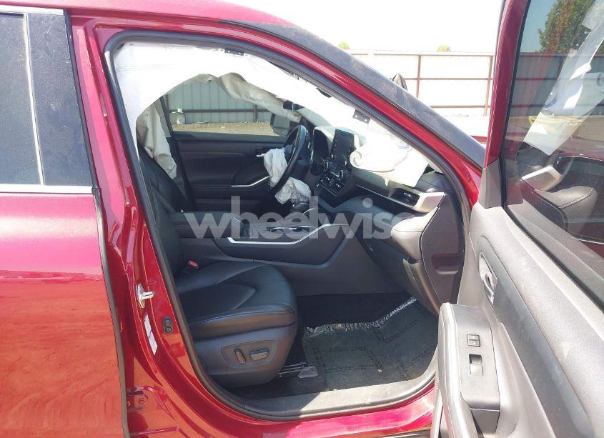 Photo 5 of 2020 Toyota Highlander XLE (VIN 5TDGZRBH1LS024062)