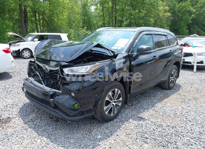 Photo 2 of 2020 Toyota Highlander XLE (VIN 5TDGZRBH1LS029696)