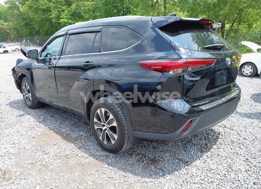 Photo 3 of 2020 Toyota Highlander XLE (VIN 5TDGZRBH1LS029696)