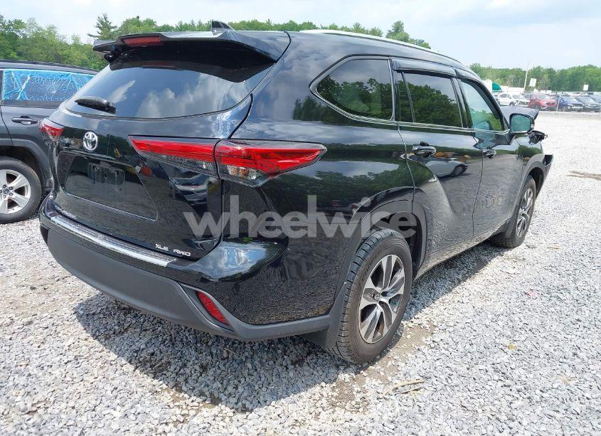 Photo 4 of 2020 Toyota Highlander XLE (VIN 5TDGZRBH1LS029696)