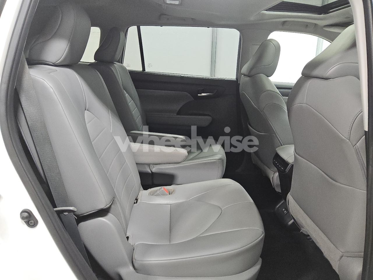 Photo 11 of 2021 TOYOTA HIGHLANDER XLE (VIN 5TDGZRBH1MS078379)