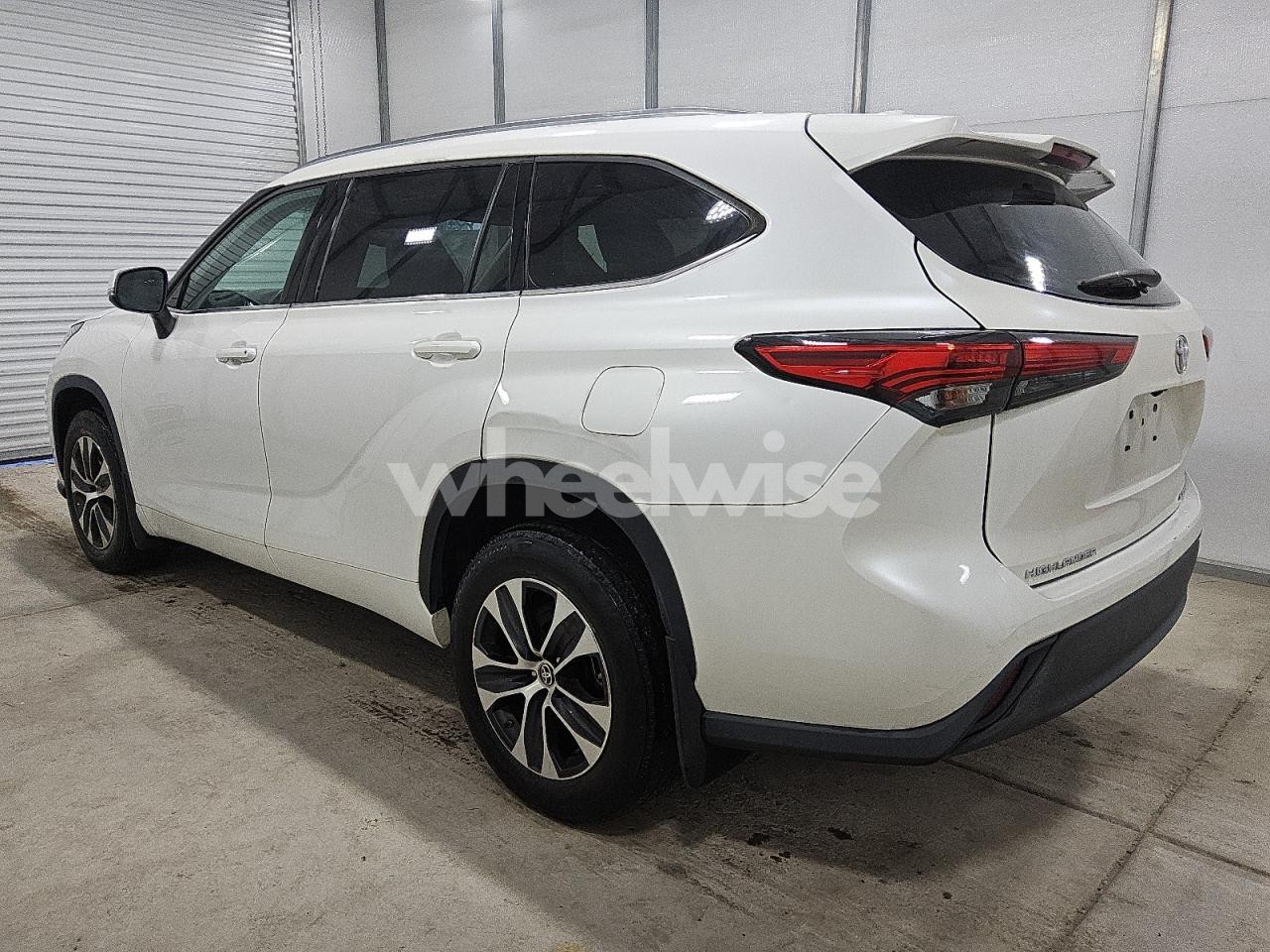 Photo 2 of 2021 TOYOTA HIGHLANDER XLE (VIN 5TDGZRBH1MS078379)