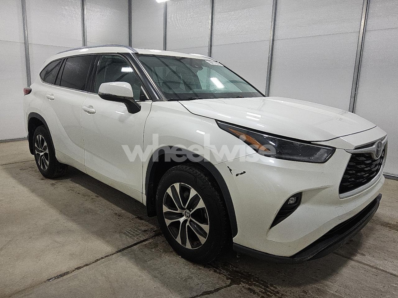 Photo 4 of 2021 TOYOTA HIGHLANDER XLE (VIN 5TDGZRBH1MS078379)