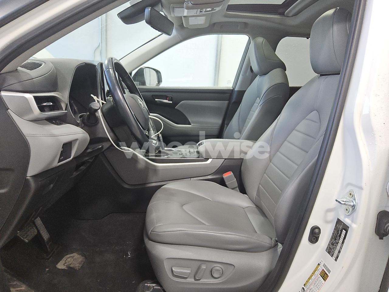 Photo 7 of 2021 TOYOTA HIGHLANDER XLE (VIN 5TDGZRBH1MS078379)