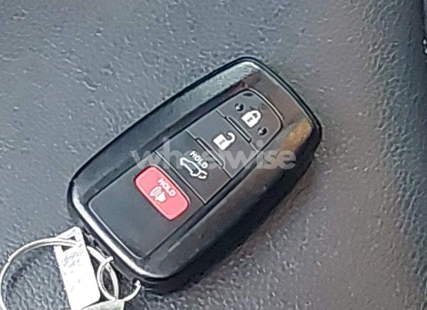 Photo 11 of 2021 Toyota Highlander XLE (VIN 5TDGZRBH1MS142551)