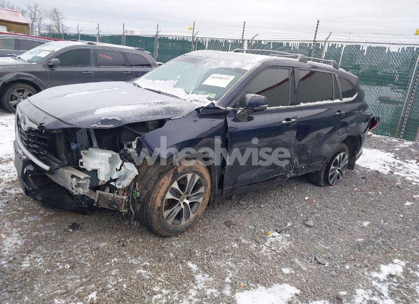 Photo 2 of 2021 Toyota Highlander XLE (VIN 5TDGZRBH1MS142551)