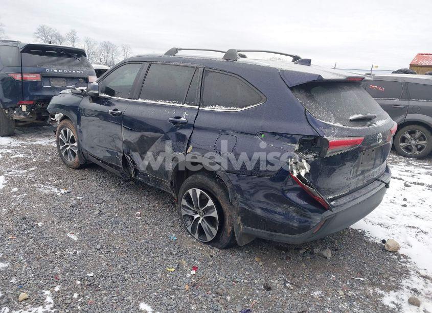 Photo 3 of 2021 Toyota Highlander XLE (VIN 5TDGZRBH1MS142551)