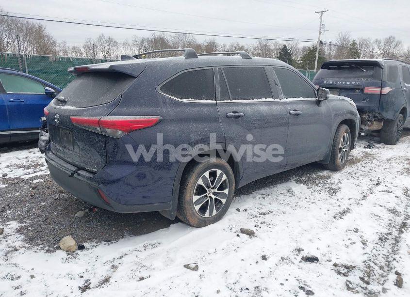 Photo 4 of 2021 Toyota Highlander XLE (VIN 5TDGZRBH1MS142551)