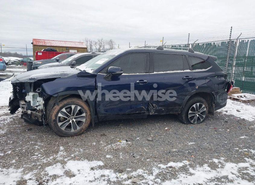 Photo 6 of 2021 Toyota Highlander XLE (VIN 5TDGZRBH1MS142551)