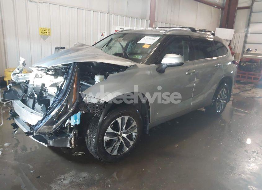 Photo 2 of 2021 Toyota Highlander XLE (VIN 5TDGZRBH1MS150083)