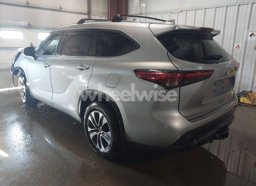 Photo 3 of 2021 Toyota Highlander XLE (VIN 5TDGZRBH1MS150083)