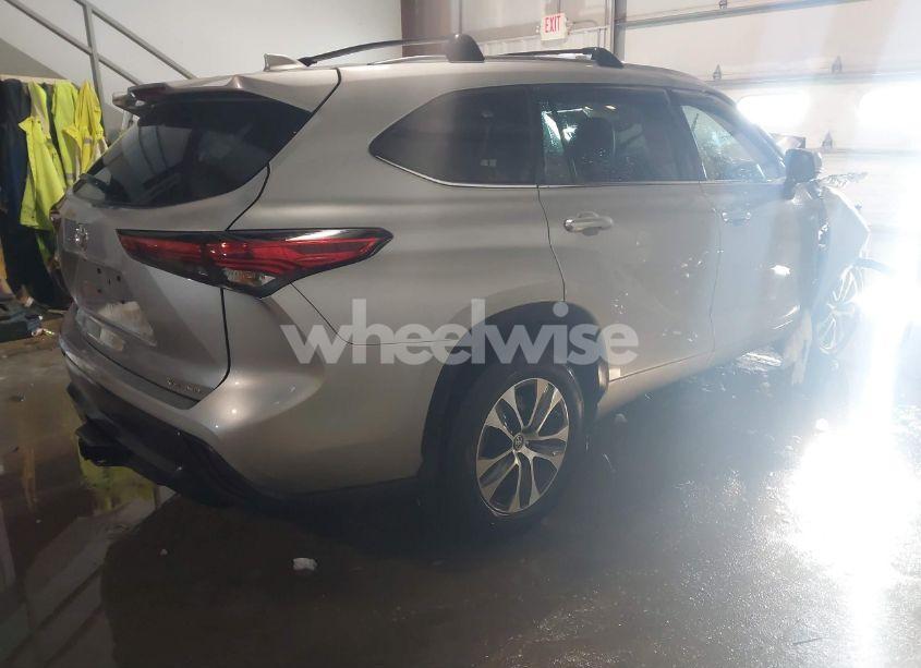 Photo 4 of 2021 Toyota Highlander XLE (VIN 5TDGZRBH1MS150083)