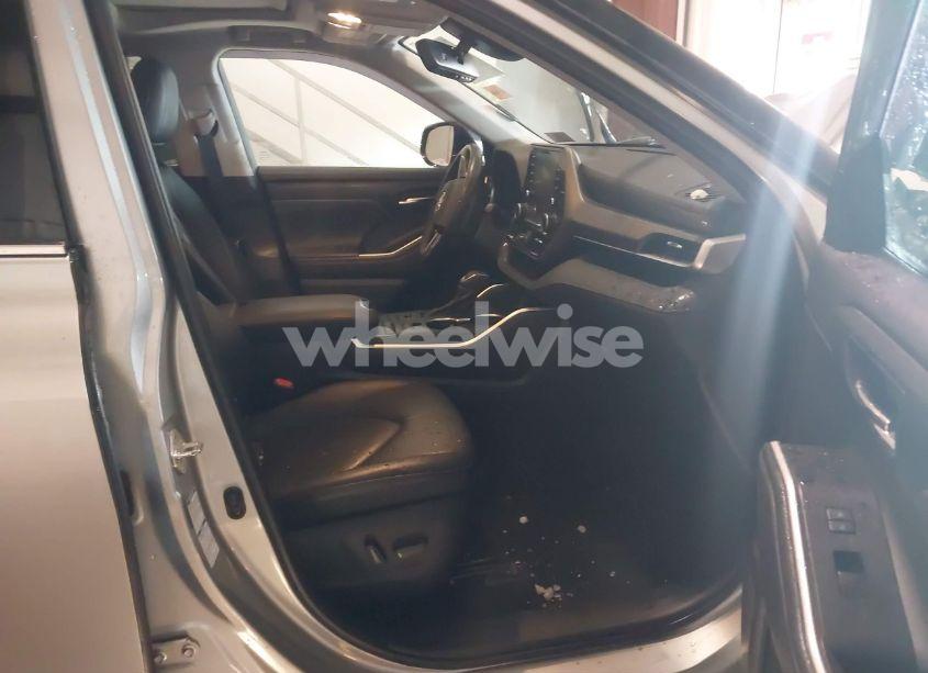 Photo 5 of 2021 Toyota Highlander XLE (VIN 5TDGZRBH1MS150083)