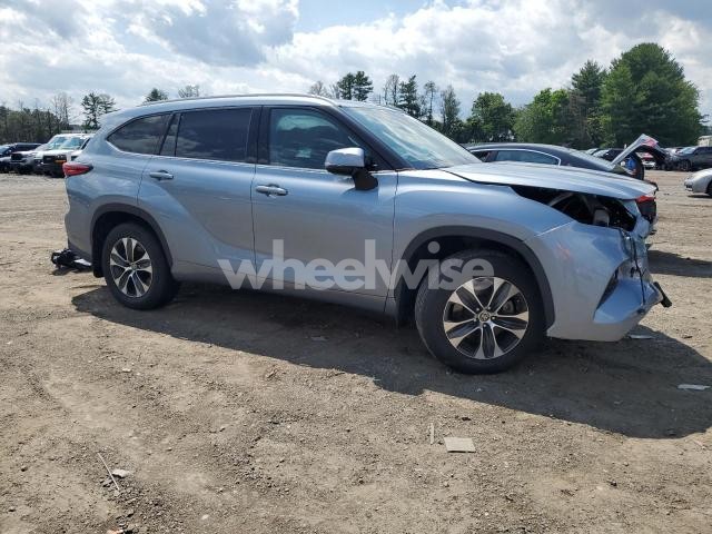 Photo 2 of 2022 TOYOTA HIGHLANDER XLE (VIN 5TDGZRBH1NS172196)