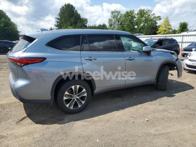 Photo 3 of 2022 TOYOTA HIGHLANDER XLE (VIN 5TDGZRBH1NS172196)