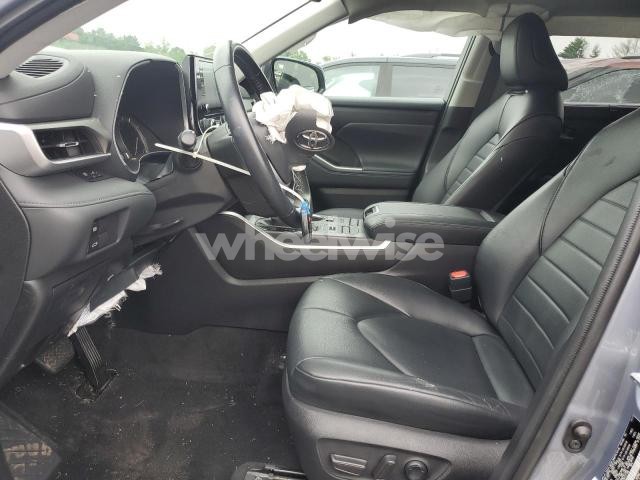 Photo 4 of 2022 TOYOTA HIGHLANDER XLE (VIN 5TDGZRBH1NS172196)