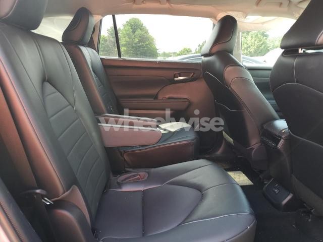 Photo 5 of 2022 TOYOTA HIGHLANDER XLE (VIN 5TDGZRBH1NS172196)