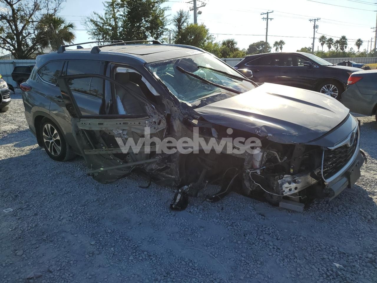 Photo 4 of 2022 TOYOTA HIGHLANDER XLE (VIN 5TDGZRBH1NS206265)