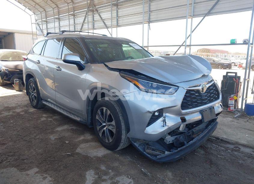 2022 Toyota Highlander XLE (VIN 5TDGZRBH1NS568368) main photo