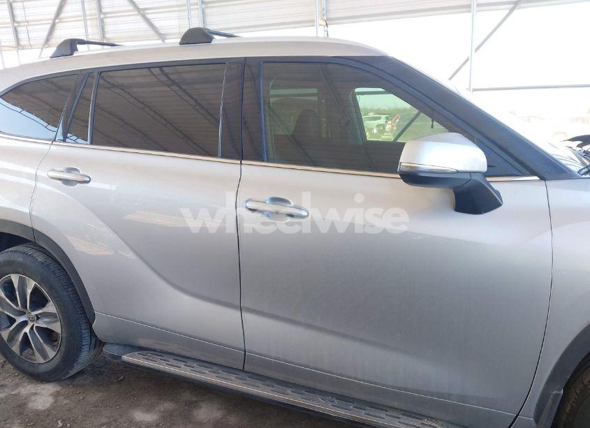 Photo 13 of 2022 Toyota Highlander XLE (VIN 5TDGZRBH1NS568368)