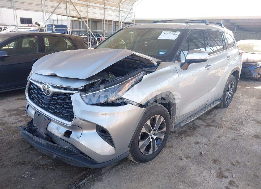 Photo 2 of 2022 Toyota Highlander XLE (VIN 5TDGZRBH1NS568368)