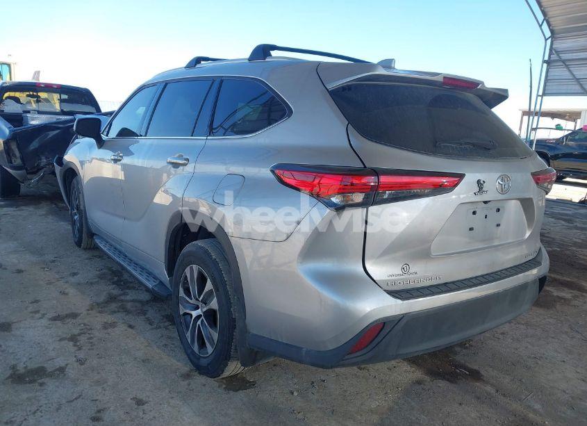 Photo 3 of 2022 Toyota Highlander XLE (VIN 5TDGZRBH1NS568368)