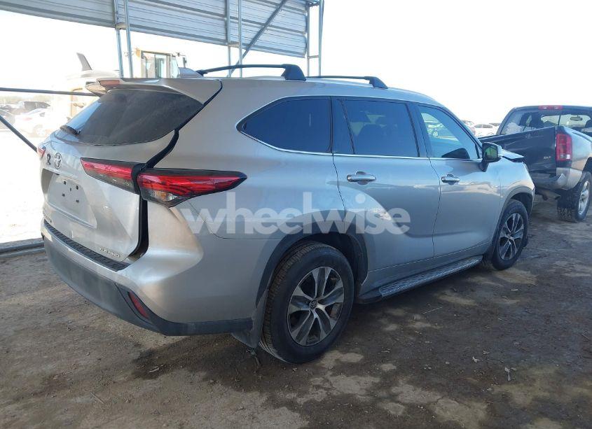 Photo 4 of 2022 Toyota Highlander XLE (VIN 5TDGZRBH1NS568368)