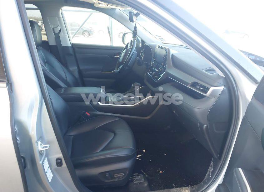 Photo 5 of 2022 Toyota Highlander XLE (VIN 5TDGZRBH1NS568368)