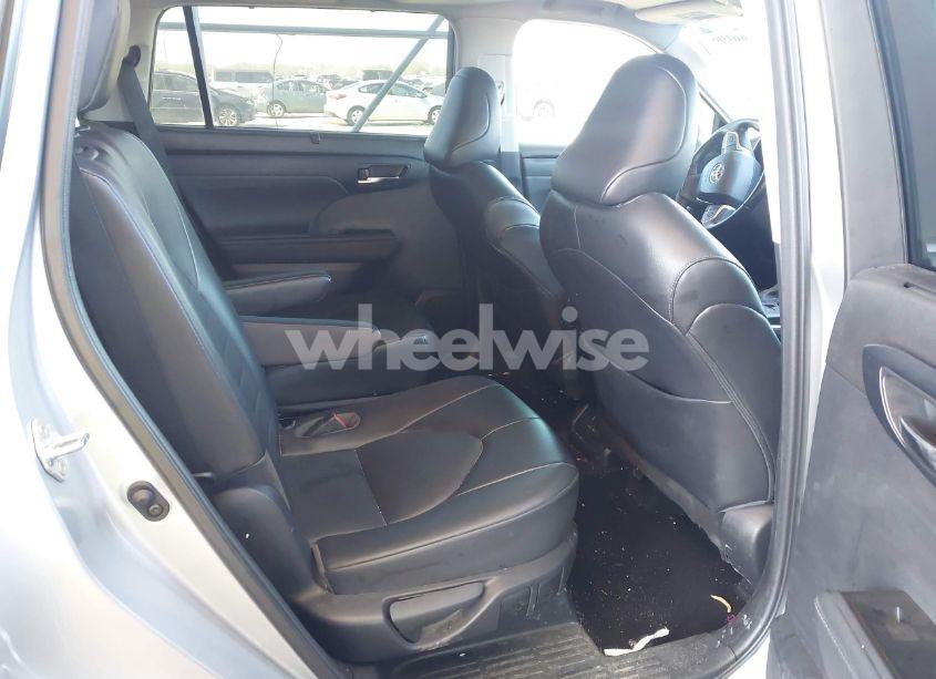 Photo 8 of 2022 Toyota Highlander XLE (VIN 5TDGZRBH1NS568368)