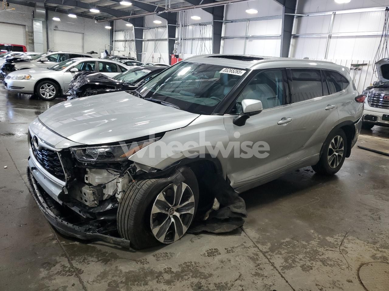 2022 TOYOTA HIGHLANDER XLE (VIN 5TDGZRBH1NS588443) main photo