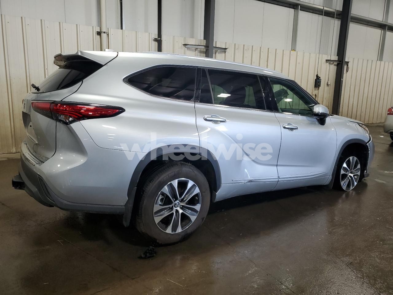 Photo 3 of 2022 TOYOTA HIGHLANDER XLE (VIN 5TDGZRBH1NS588443)