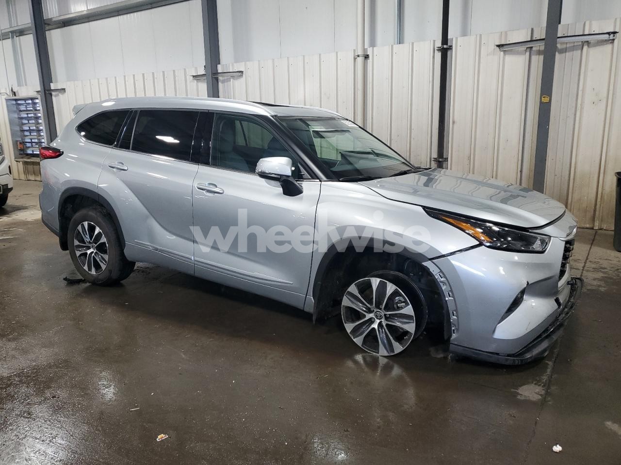 Photo 4 of 2022 TOYOTA HIGHLANDER XLE (VIN 5TDGZRBH1NS588443)