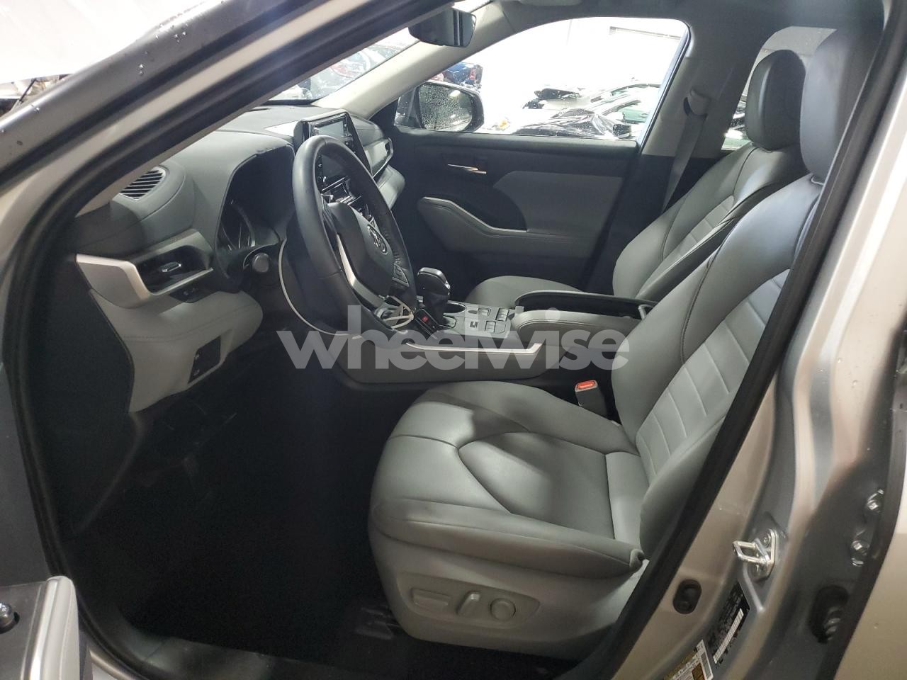 Photo 7 of 2022 TOYOTA HIGHLANDER XLE (VIN 5TDGZRBH1NS588443)